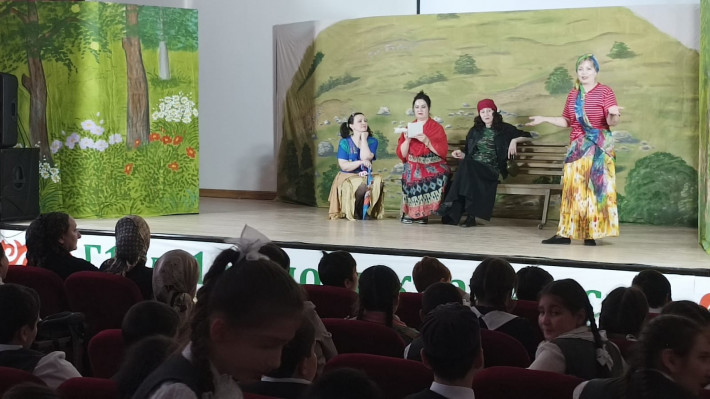 Спектакль "Современные дела" увидели в школе с. п. Барсуки