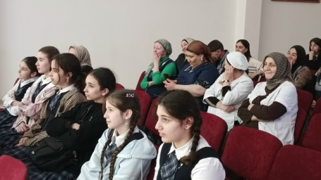 Показ спектакля "Современные дела" для зрителей в СОШ г. Карабулак 3