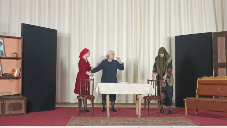 Показ спектакля "Современные дела" для зрителей в СОШ г. Карабулак 2