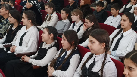 В ДК с. Алкун провели мероприятие , приуроченное ко Дню Артиста и 150-летию СТД РФ 3