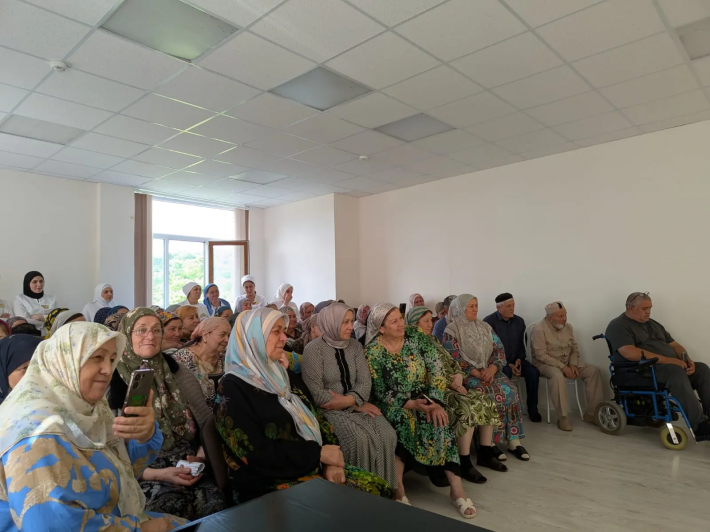 В Доме ветеранов с.Сурхахи артисты Молодежного театра показали спектакль "Хьамсара нус" В Доме ветеранов с.Сурхахи артисты Молодежного театра показали спектакль "Хьамсара нус"